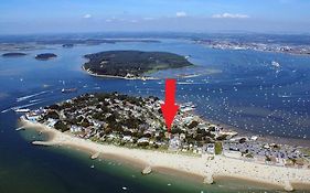 Spacious Sandbanks Apartment Near Beach And Bars With Free Parking