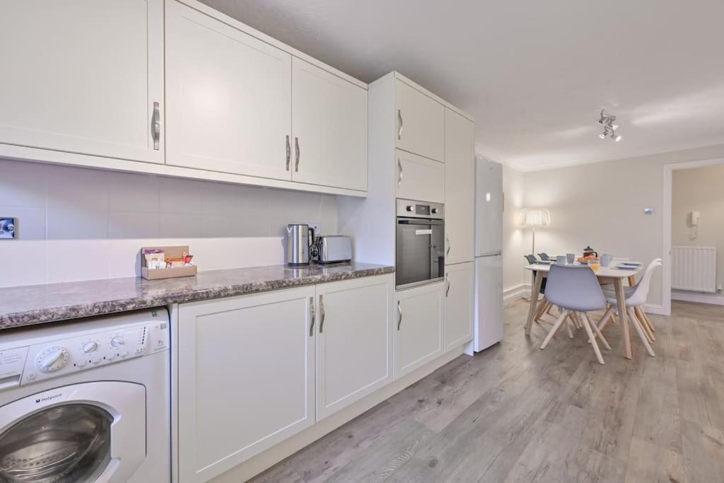 Spacious Sandbanks Apartment Near Beach And Bars With Free Parking Poole Exterior photo